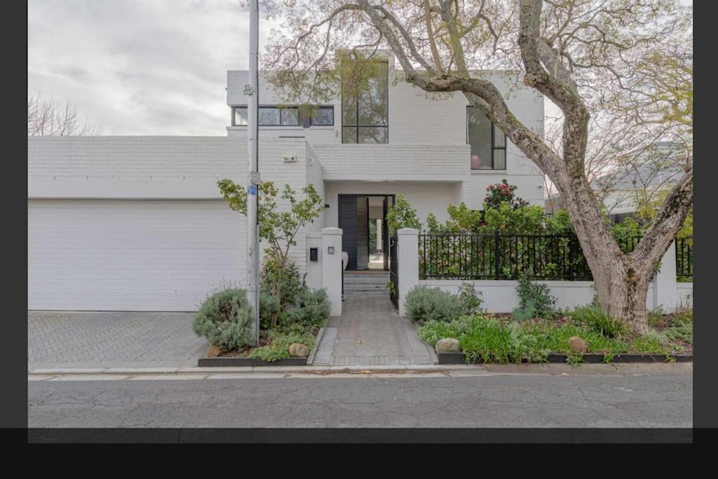 Vineyard House Newlands - With Pool & Views Of Table Mountain Ferienhaus